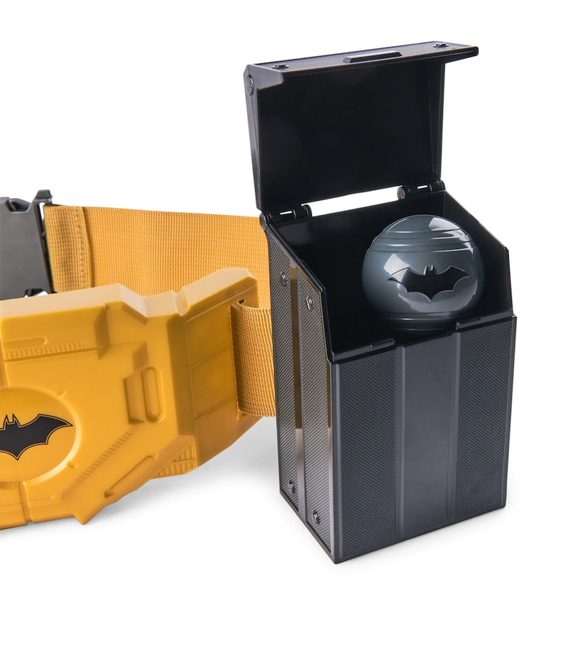 DC Comics Batman Gear-Up Utility Belt with Batarangs and smoke pellets - British product