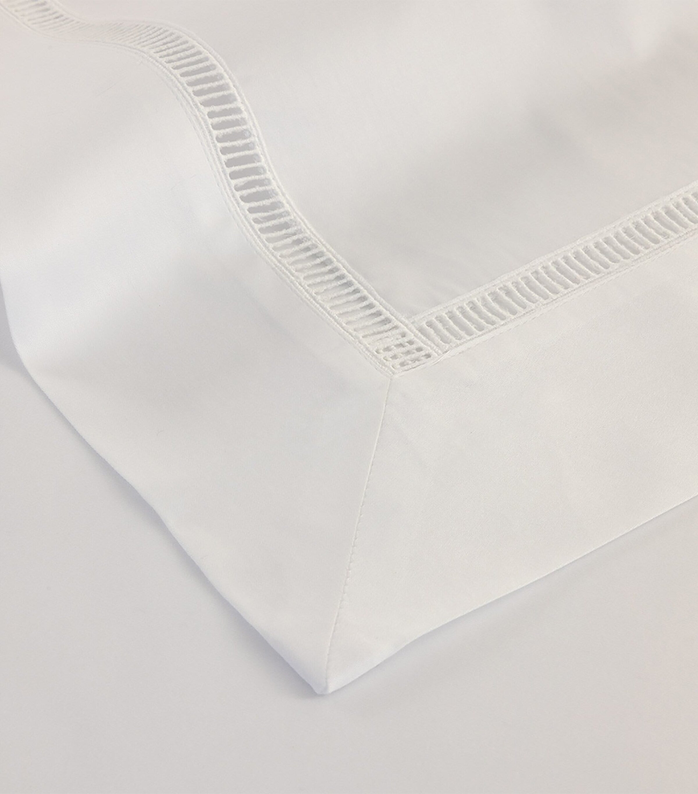 Yves Delorme Colisée Blanc Super King flat sheet (British brand)