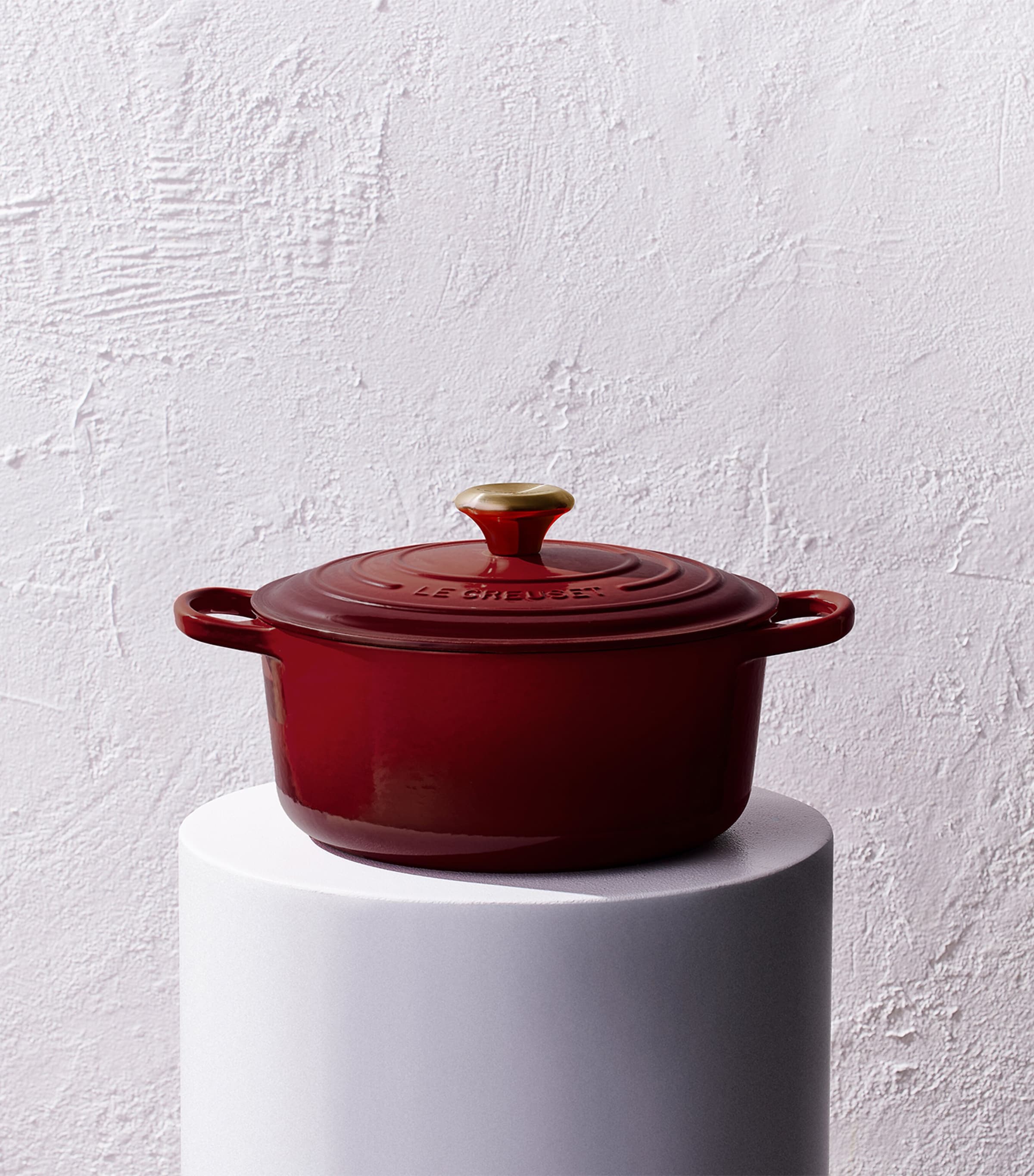 Le Creuset cast iron round casserole dish 24cm, imported from the UK