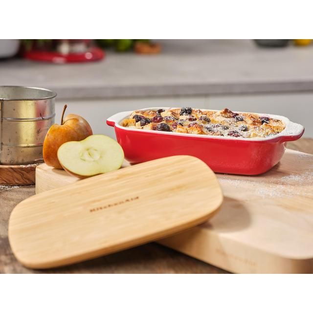 KitchenAid Empire Red, nagy, 32 cm-es kőedény téglalap alakú edény bambusz tetővel