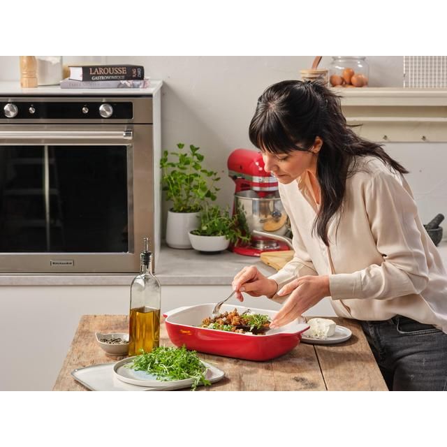 KitchenAid Empire Red, nagy, 32 cm-es kőedény téglalap alakú edény bambusz tetővel