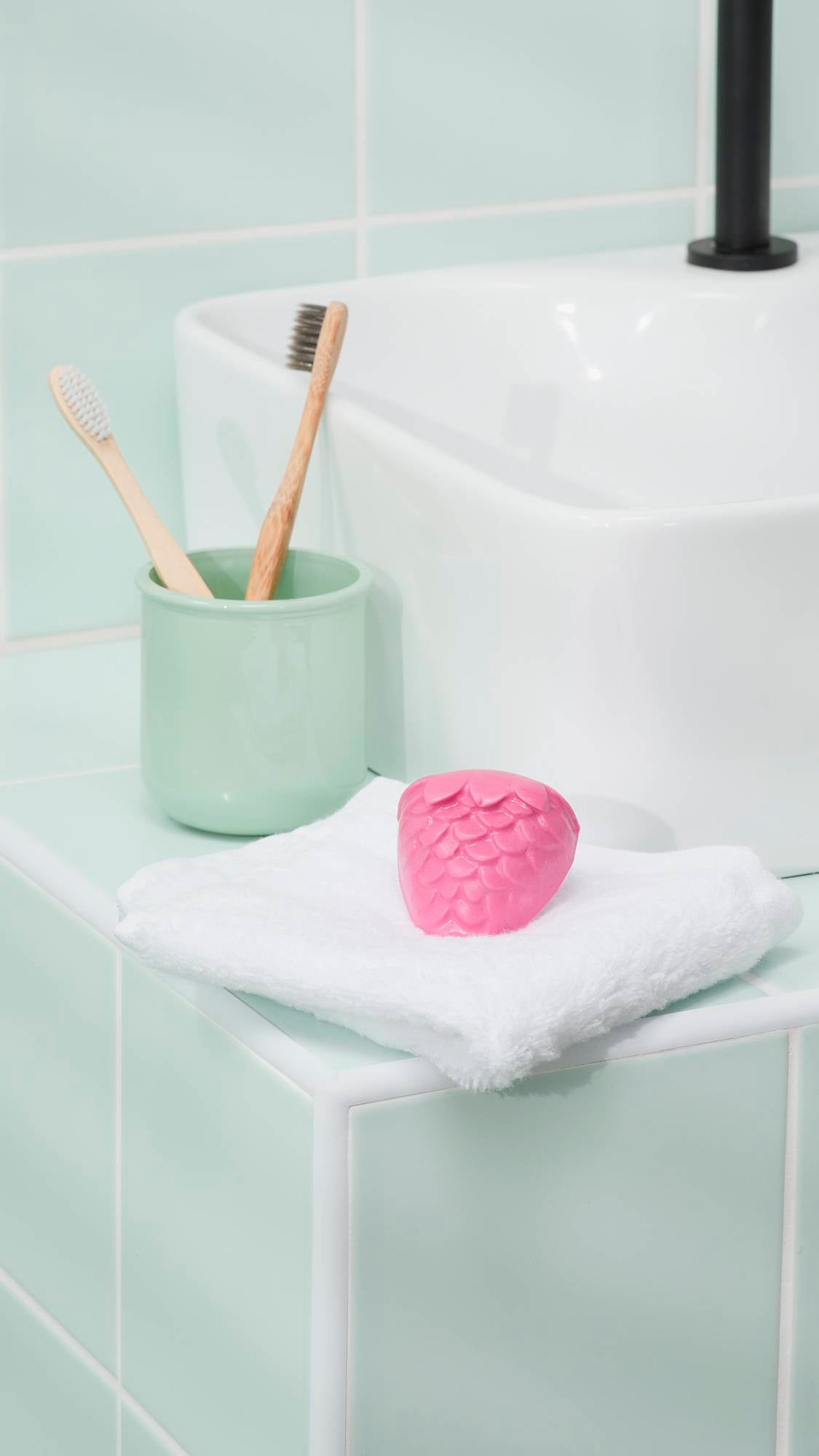 Lush Strawberry Picking facial gummy wash - British product