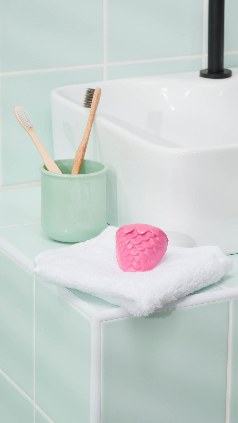 Lush Strawberry Picking facial gummy wash - British product
