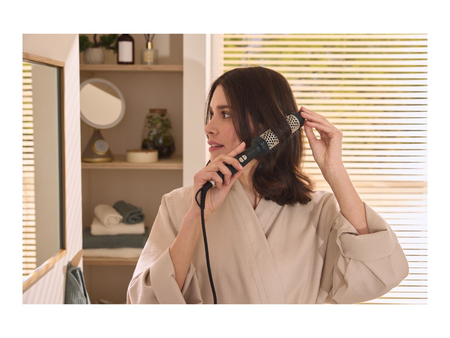 Heated styling brush with three temperature settings - British product
