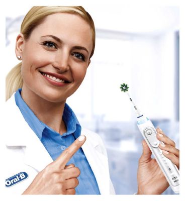 Oral-B CrossAction Toothbrush Head with CleanMaximiser Technology, 4 Pack Dental Boots   