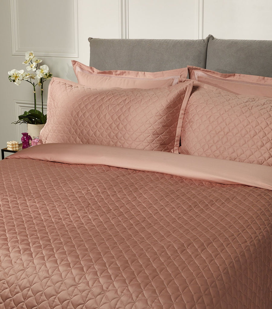 Suave Quilted Super King Bedspread (290cm x 250cm)