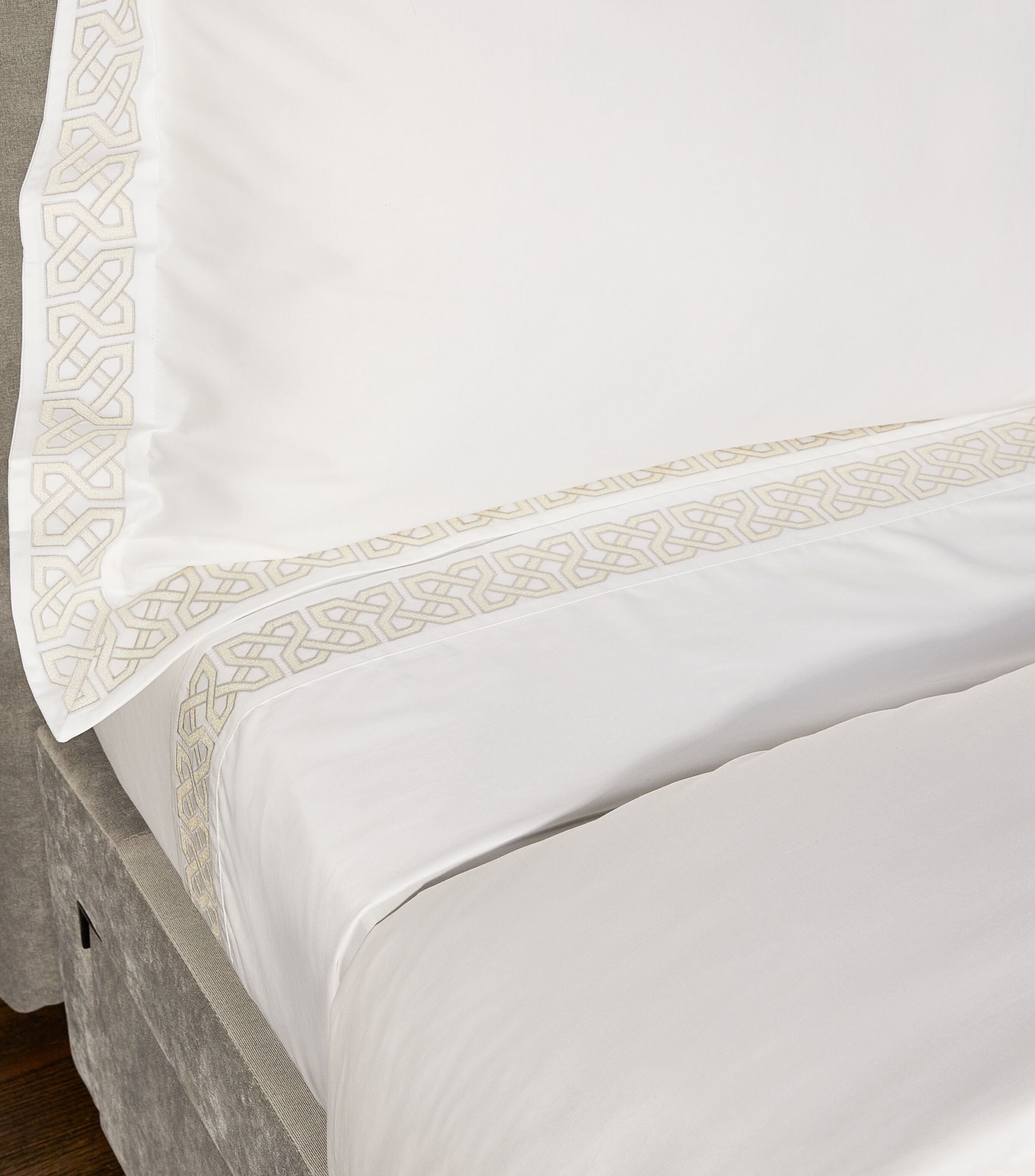 Rivoli King Flat Sheet (275cm x 275cm) GOODS Harrods   