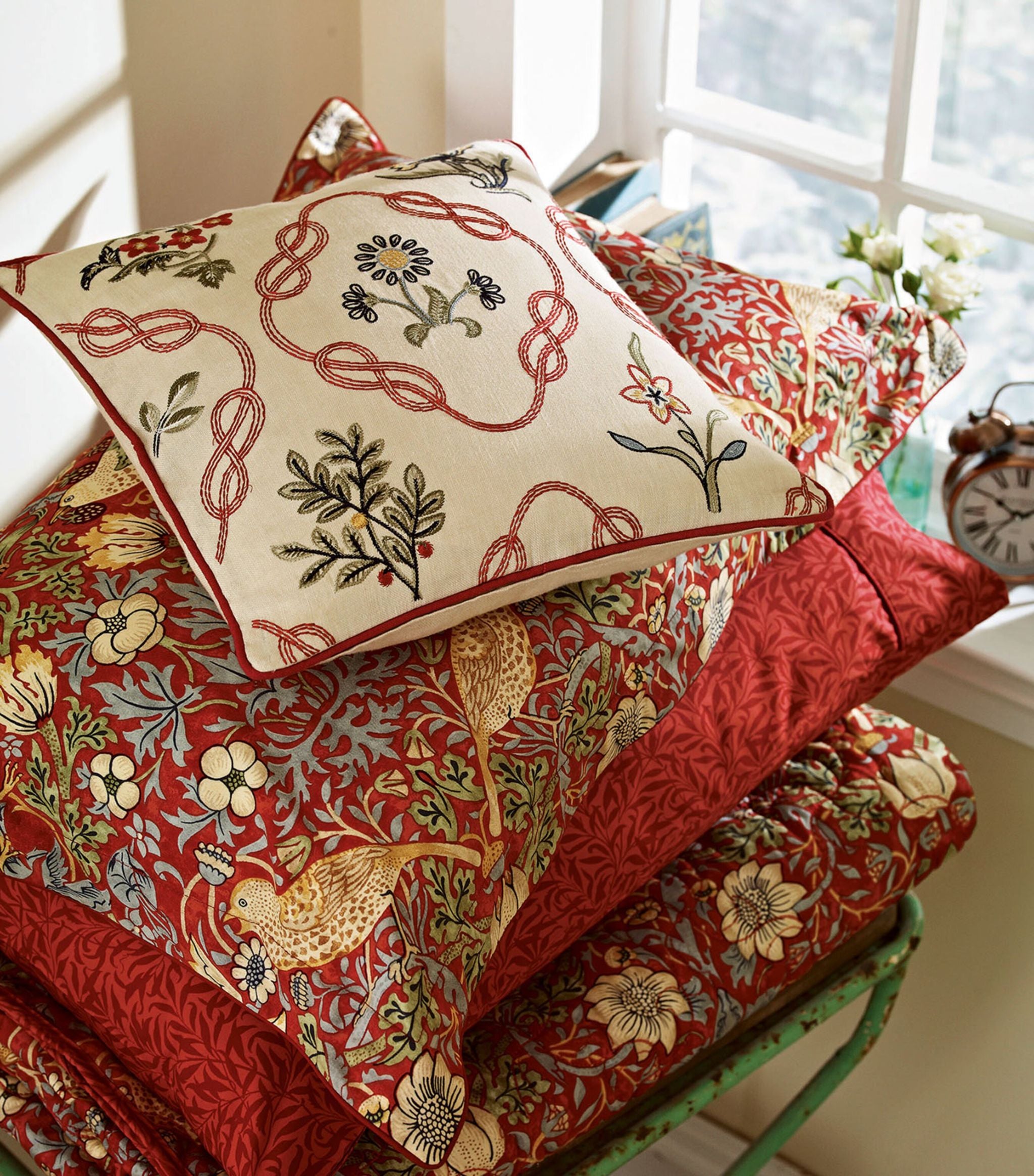 Strawberry Thief Bedspread (265cm x 260cm) GOODS Harrods   