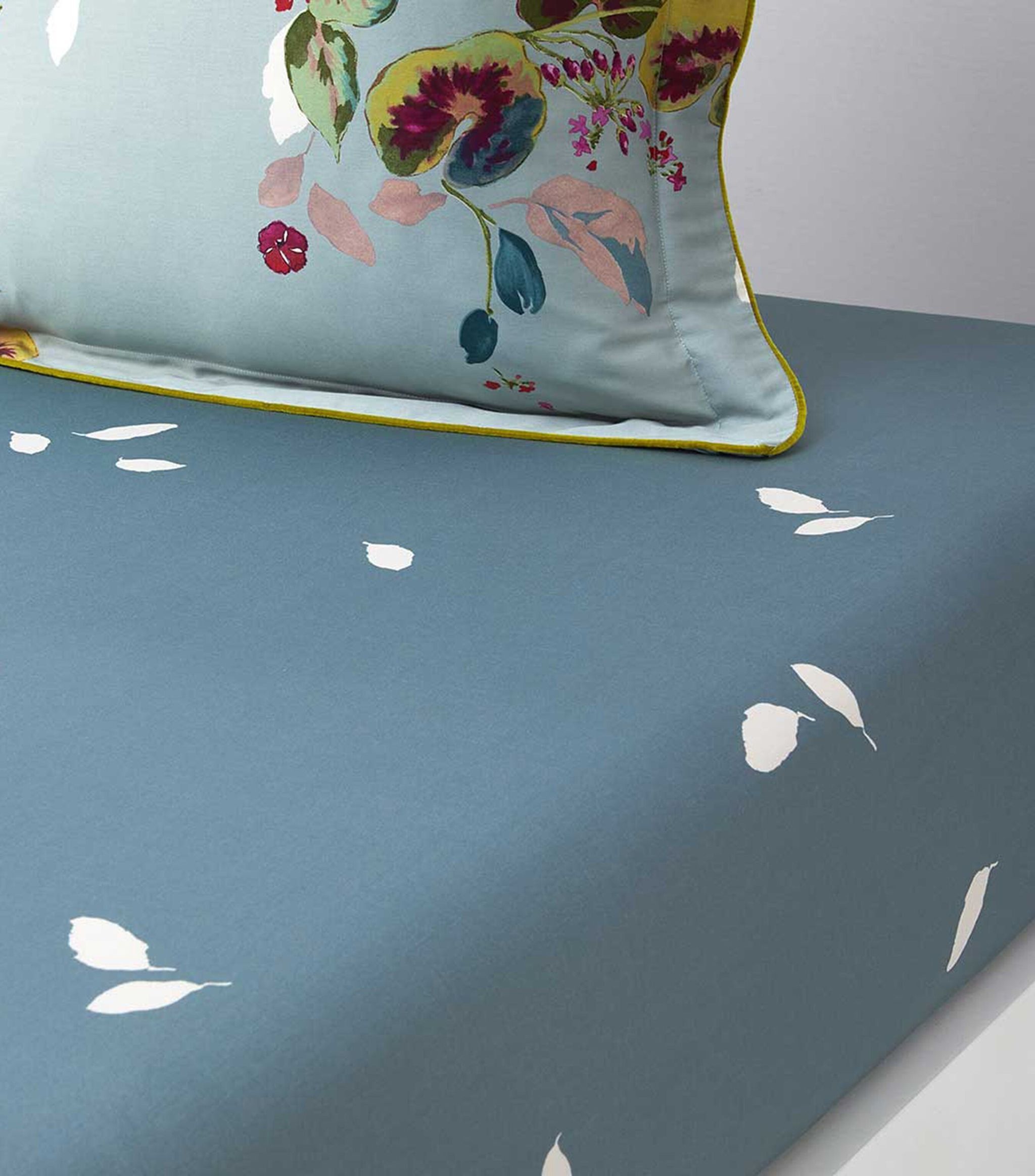 Eaux Super King Fitted Sheet (180cm x 200cm) GOODS Harrods   